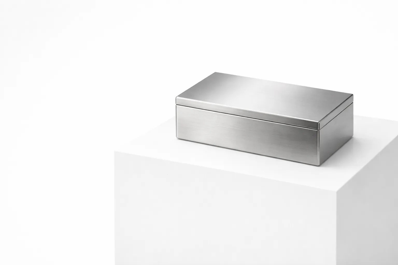 Reklaminė papuošalų fotografija blizgiu paviršių fotografija